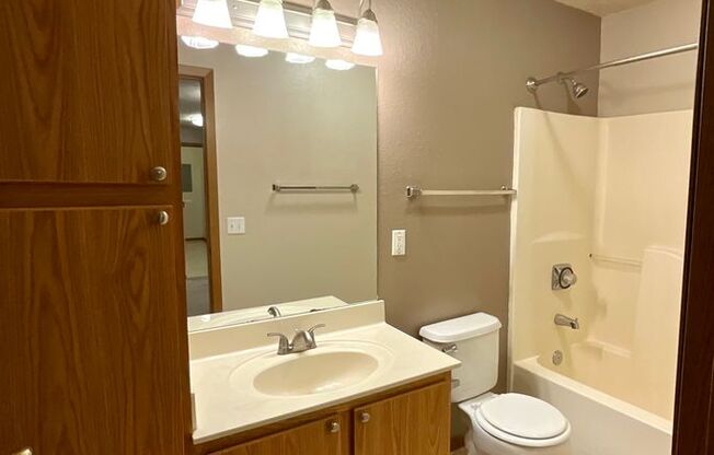 1 bed, 1 bath, 843 sqft, $990, Unit 05-301