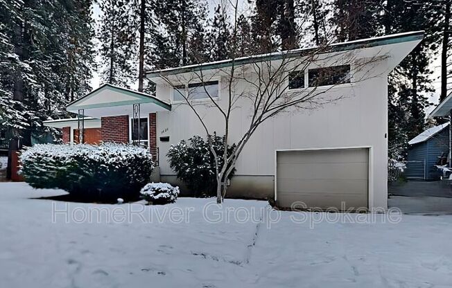 3820 E 11 AVE