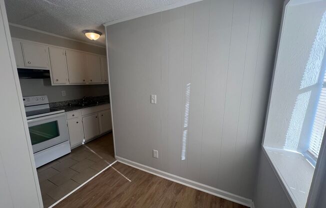 2 beds, 1 bath, $850, Unit #A