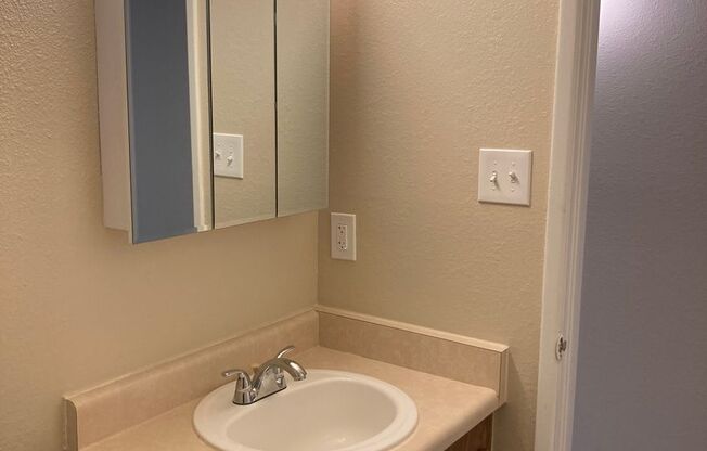 1 bed, 1 bath, 670 sqft, $1,175, Unit 243