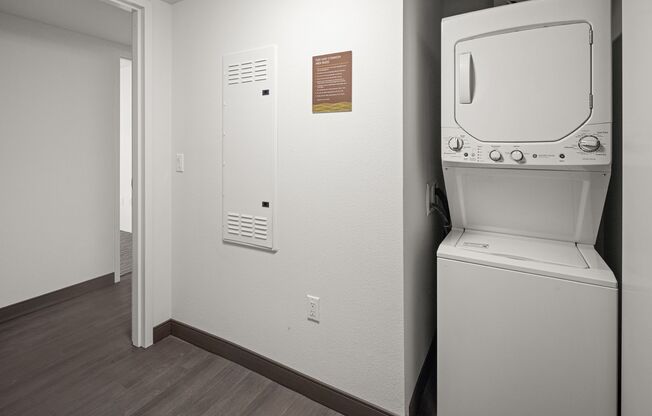 Studio, 1 bath, 415 sqft, $1,900