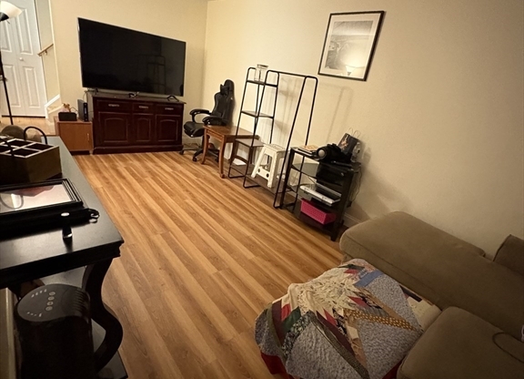 3 beds, 1 bath, $4,500, Unit 4