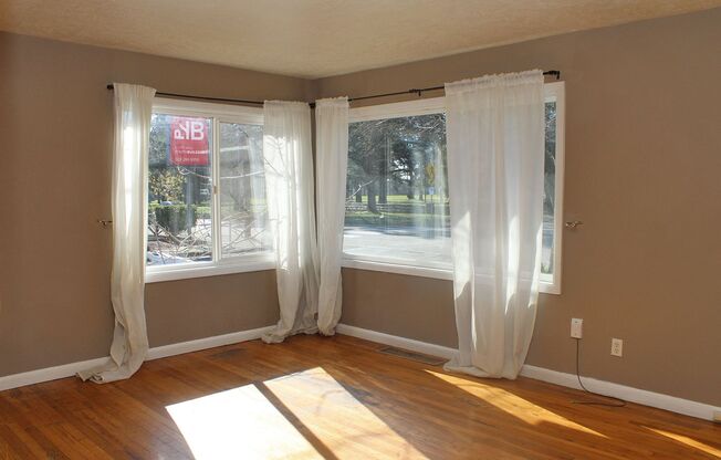 Charming 1 Level 2 Bedroom Home Across From Lentz Park