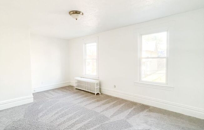 3 beds, 1 bath, $1,600, Unit Apt 2