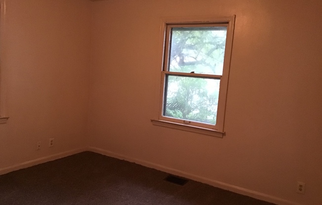 3 beds, 1 bath, $1,095