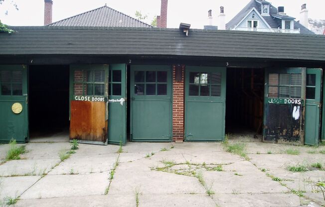 *** Amazing Shadyside Apartment * Walk to everything * Pet Friendly * Duplex Style Apartment * Luxurious Renovation ***