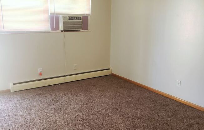 2 beds, 1 bath, 765 sqft, $550, Unit Apartment 2