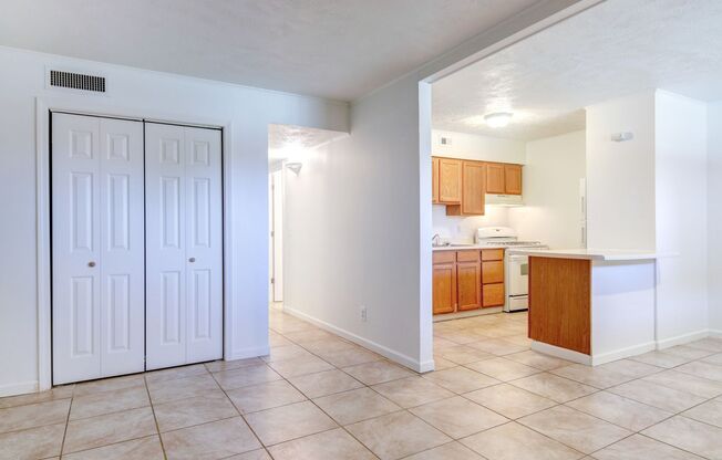 2 beds, 1 bath, 850 sqft, $937, Unit 1E