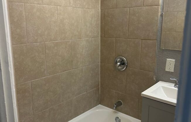 2 beds, 1 bath, 750 sqft, $970, Unit B09 1044 14