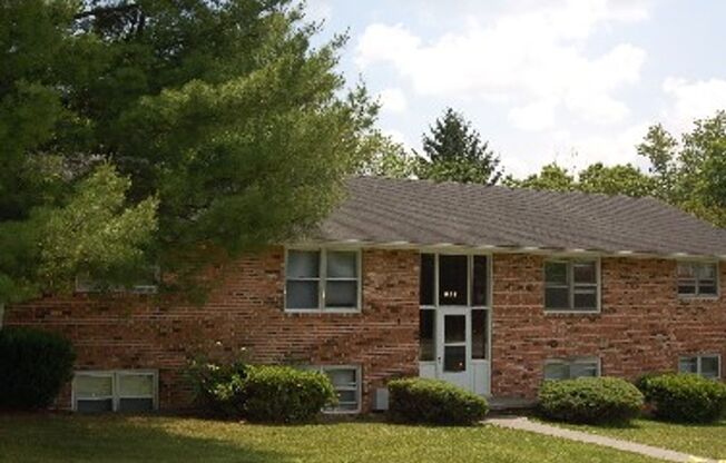 2 beds, 1 bath, 903 sqft, $1,140, Unit P-1