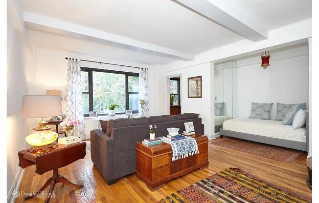 400 E 52 ST