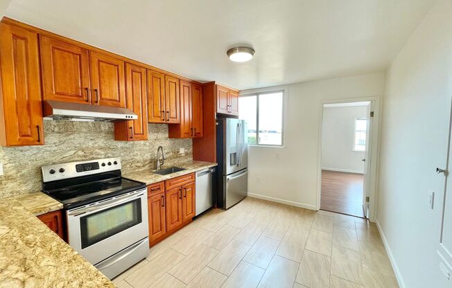 Beach Lover SF Home 4BR/2BA + Bonus Room! Large Yard! Outer Sunset! PROGRESSIVE