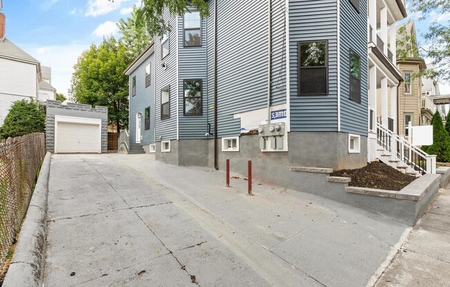 8 LEE ST