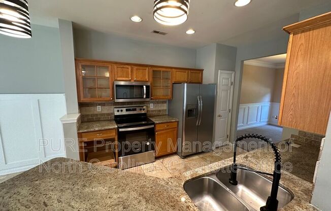 6033 QUEENS WALK CT