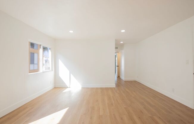 6 WEEKS FREE! Newly Remodeled 2 bed / 1 bath in Hollywood