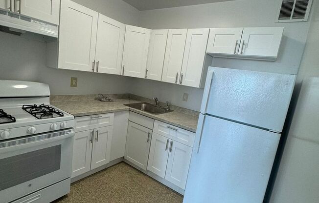 2 beds, 1 bath, $2,900, Unit 5B