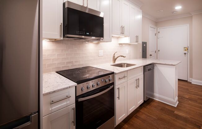 Studio, 1 bath, 380 sqft, $1,995, Unit 212