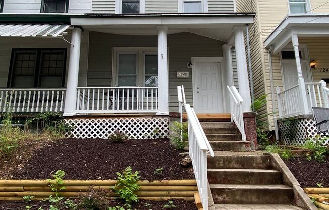 SPACIOUS  4BR/2BA CLOSE TO VCU PARKING DECK!  1242 PARKWOOD AVE.