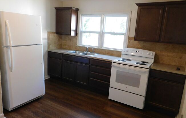 2 beds, 1 bath, $1,100, Unit 2755 S Greenwood - Main House