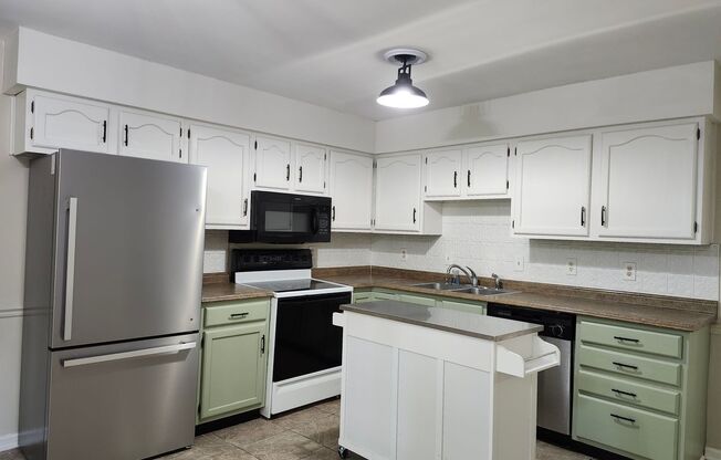 Spacious 4 bedroom 2 bath home in North HIxson/Middle Valley Area