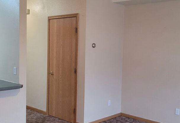 2 beds, 1 bath, 868 sqft, $1,700, Unit 14