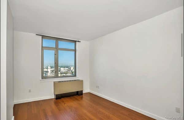 4026 COLLEGE PT BLVD