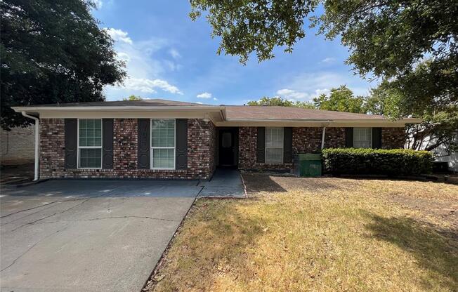 704 LYNNE LN