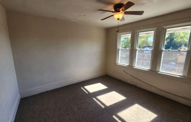 2 beds, 1 bath, $995