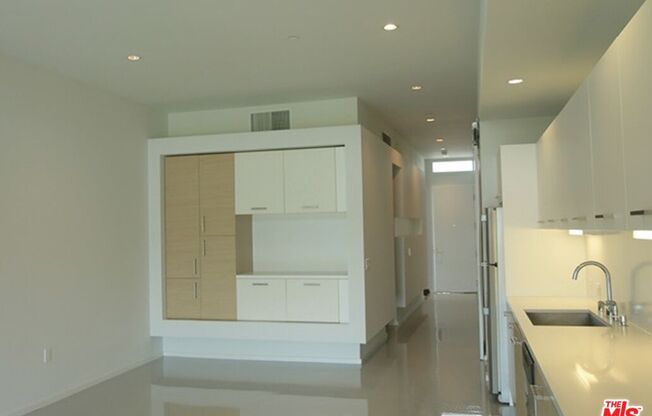 1107 VENICE BLVD