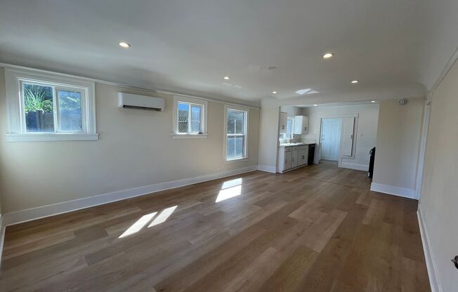 2+1 w/all appliances + garage in central LA location!