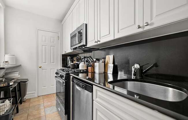 1 bed, 1.5 baths, $5,000, Unit 5H