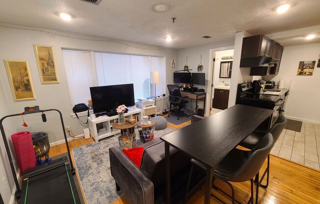 Renovated large 1 bed - B line T - Off Street Parking