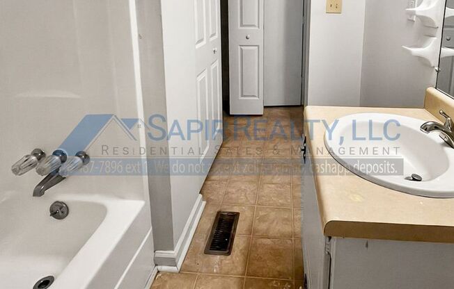 1 bed, 1 bath, 700 sqft, $1,050, Unit 111