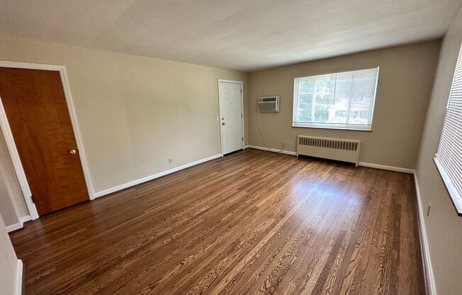 2 beds, 1 bath, 750 sqft, $900