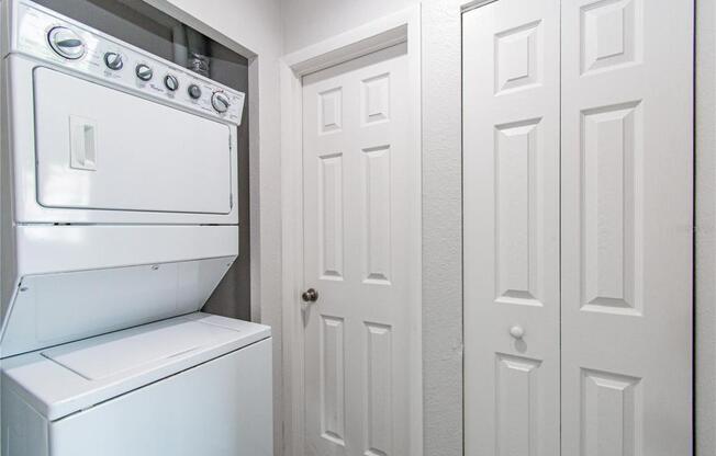 2 beds, 2 baths, 864 sqft, $1,400