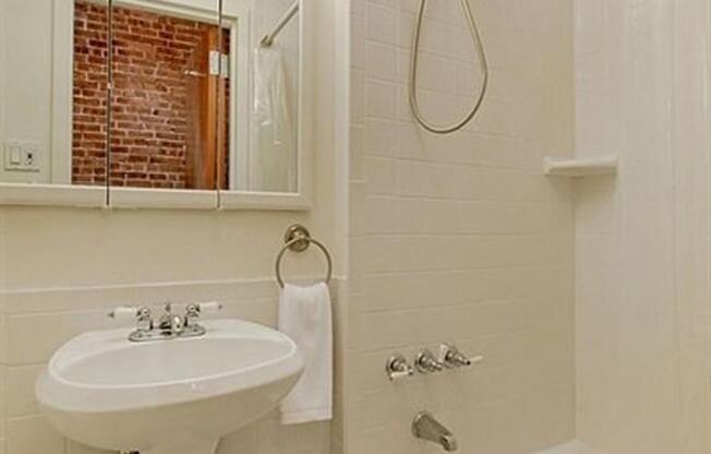 Studio, 1 bath, $2,800, Unit 4RW