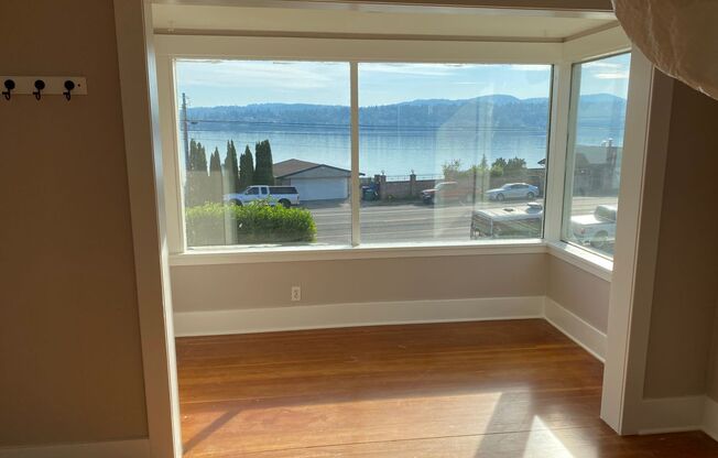 Beautiful 3 bedroom house, plus den with views of Lake Washington