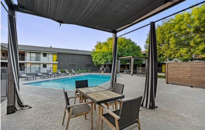 2 beds, 1 bath, 882 sqft, $1,100, Unit 32