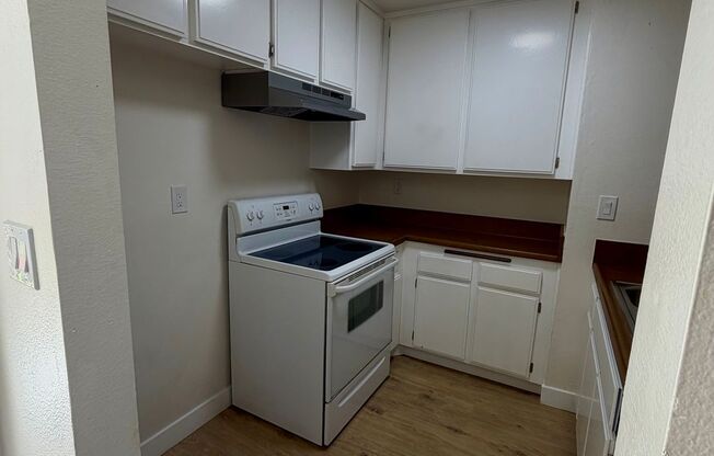 *Special $500 Off The First Months Rent* Great condo in gated community, 1 Bed, 1 Bath. Good Location.