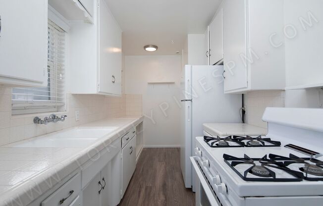 *OPEN HOUSE: 11/8 11:30AM-12:30PM* Upstairs 1BR in Crown Point / Pacific Beach Area