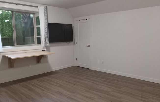 Studio, 1 bath, $1,095, Unit Unit B