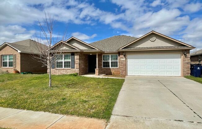 Beautiful 4 bed Bedroom Home in Mustang Schools!