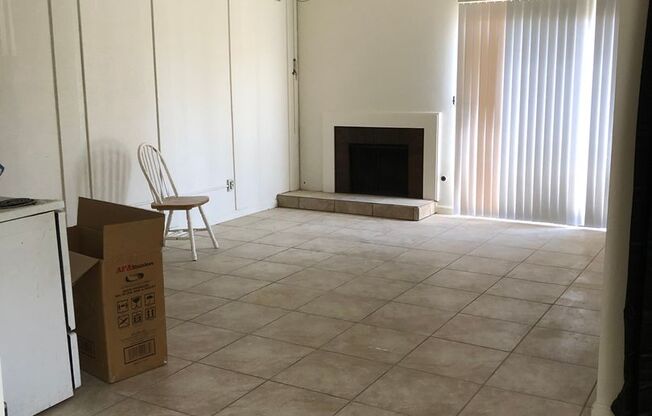 Beautiful 2 Bedroom Townhouse in Bakersfield!