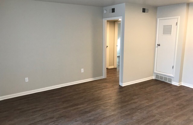 2 beds, 1 bath, 728 sqft, $825, Unit D1