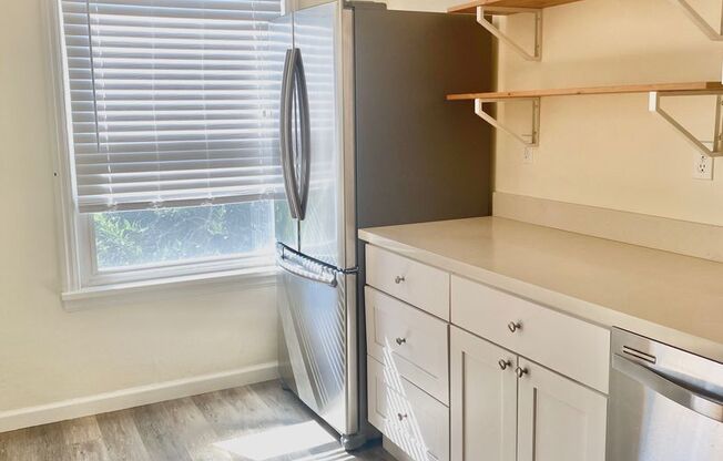 *One month free rent!* BEAUTIFUL and SPACIOUS 1 Bed + Office, 1 Bath in Capitol Hill Available!