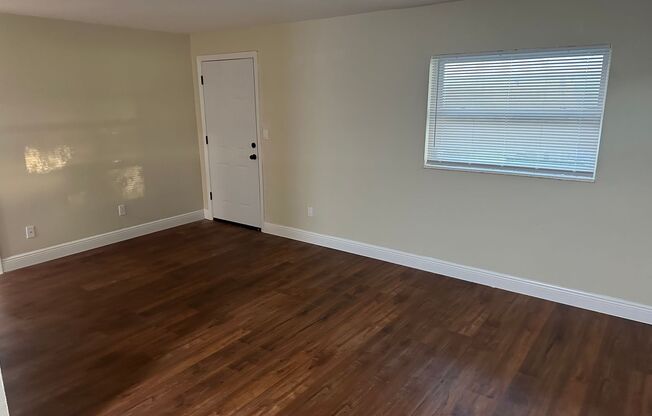 2 beds, 1 bath, $1,300, Unit A