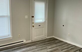 2 beds, 1 bath, $950, Unit 144 N. SPRING STREET