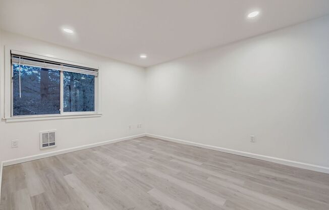 Beautiful 2Bed/1.75Bath in an Exclusive Community in the heart of Kirkland!