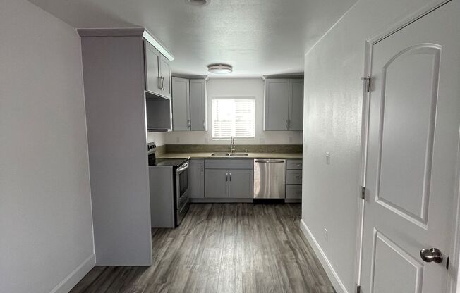 Beautiful appartment, 2/1.5 with AC  & Private Patio. THIS IS THE PLACE YOU WANT TO CALL HOME!