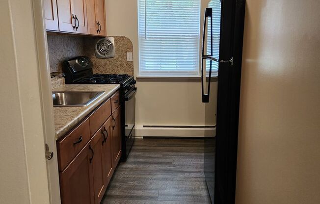 2 beds, 1 bath, 878 sqft, $1,305, Unit WY19005